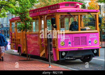 Portland, Oregon, USA - Oktober 8, 2016: Ein Rosa und Gelb trolley car Idle sitzt auf einem Downtown Portland, Oregon Street. Stockfoto