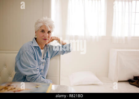 Porträt einer älteren Frau in Ihrem Hause. Stockfoto