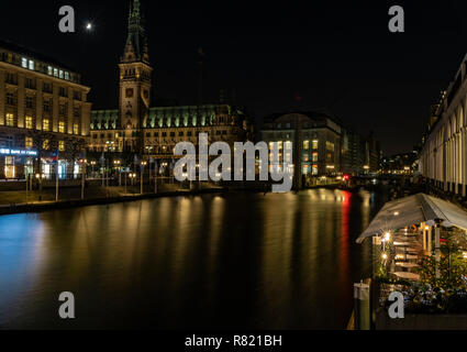 Hamburg, Deutschland - 15. November 2018: Fotos mit langer Belichtungszeit mit der ikonischen Rathaus oder Rathaus in der Stadt Hamburg in Deutschland in der Nacht auf Stockfoto