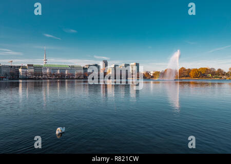 Hamburg, Deutschland - 15 November, 2018: Blick auf die Binnenalster und seine Brunnen in der Stadt Hamburg in Deutschland, mit blauen Himmel als Hintergrund. Stockfoto