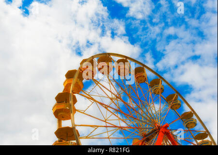 Portland, Oregon, USA - 29. Mai 2010: die obere Hälfte der ein Riesenrad bei bewölktem Himmel, Teil einer Karneval entlang Tom McCall Wasser Park. Stockfoto