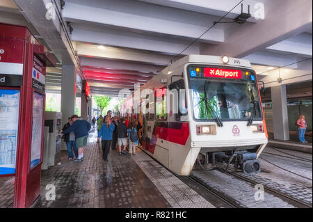 Portland, Oregon, USA - 29. Mai 2010: Öffentliche Verkehrsmittel, TriMet Max-Zug, in der Innenstadt von Portland, Oregon unter der Burnside Bridge Stockfoto