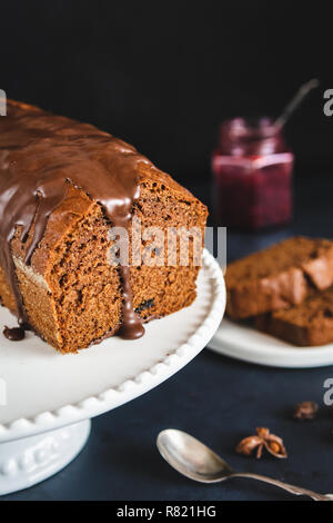 Hausgemachte Lebkuchen Kuchen auf weiße Platte. Honig Kuchen. Stockfoto