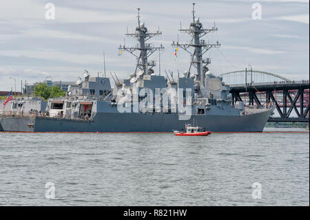 Portland, Oregon, USA - 10. Juni 2012: Coast Guard 25-Fuß-Verteidiger - Klasse Boot erzwingt eine Sicherheitszone rund um die USS Dewey Marineschiff während Portland, Stockfoto