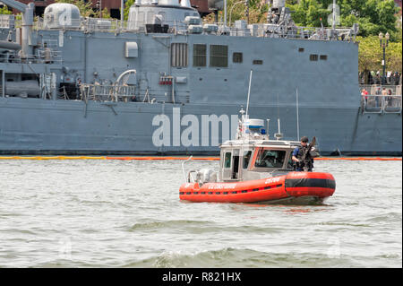 Portland, Oregon, USA - 10. Juni 2012: Coast Guard 25-Fuß-Verteidiger - Klasse Boot erzwingt eine Sicherheitszone rund um die USS Dewey Schiff der Marine während des Portla Stockfoto