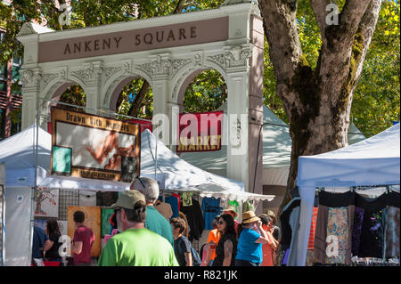 Portland, Oregon, USA - 20. September 2014: Samstag Marktstände und Käufer in der unteren Hälfte der Bögen Surround am Ankeny Platz in Portland, OR Stockfoto