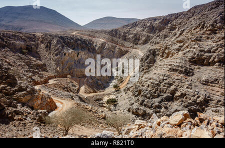 Kurvige Straße in den Bergen von Al Hajar in Fujairah, VAE Stockfoto