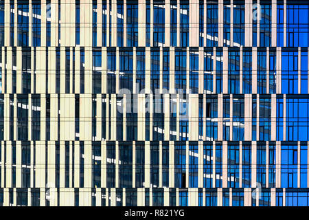 Windows von Skyscraper, Architektur hautnah. Glas und Beton. Urban Business District. Modernen abstrakten Hintergrund, Glasfassaden, hohen Gebäuden Stockfoto