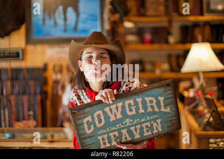 Mitte der erwachsenen Frau, die ein sich küssendes Gesicht. Stockfoto