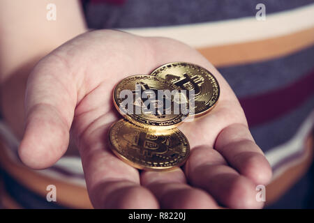 Mann hält Bitcoin btc cryptocurency Goldmünze in der Hand Stockfoto