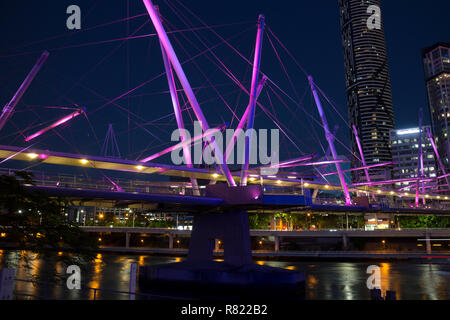 Kurilpa Bridge bei Nacht, Brisbane, Queensland, Australien Stockfoto