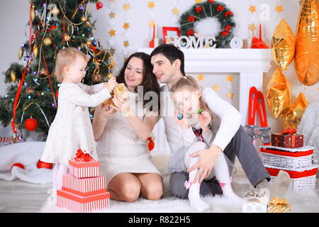 Frohe Weihnachten feiern. Schöne Familie. Weihnachten Wunder Stockfoto