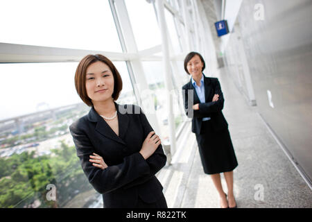 Portrait von Chinesische Geschäftsfrau mit ihrer Kollegin im Hintergrund. Stockfoto