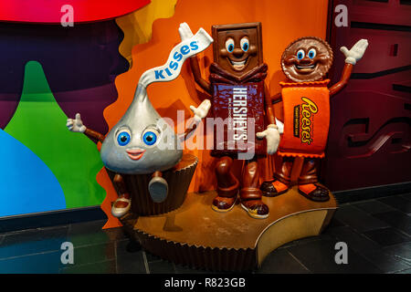 Hershey, PA, USA - Dezember 11, 2018: Hershey's Chocolate candy Zeichen auf dem Display in der Lobby von Schokolade weltweit. Stockfoto