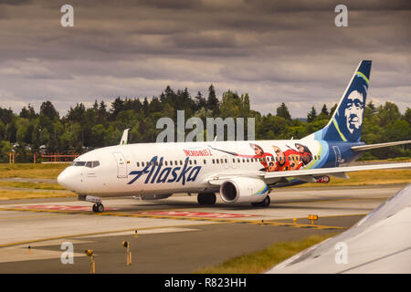 SEATTLE, WA, USA - JUNI 2019: Alaska Airlines Boeing 737 Rollen zum Abheben. Das Flugzeug trägt eine 'Incredibles 2'-Lackierung Stockfoto