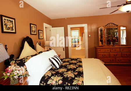 Schlafzimmer Innenraum im Landmark Inn Bed & Breakfast, Cooperstown, New York, USA, USA Stockfoto