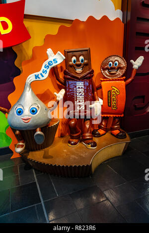 Hershey, PA, USA - Dezember 11, 2018: Hershey's Chocolate candy Zeichen auf dem Display in der Lobby von Schokolade weltweit. Stockfoto