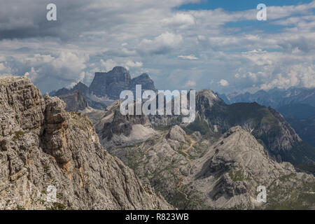 Blick vom Lagazuoi Piccolo mit Monte Pelmo im Hintergrund, Dolomiten, Italien Stockfoto