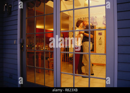 Glücklich verheiratetes Paar tanzen in ihrem Zuhause, USA (Jahrgang 2002) Stockfoto