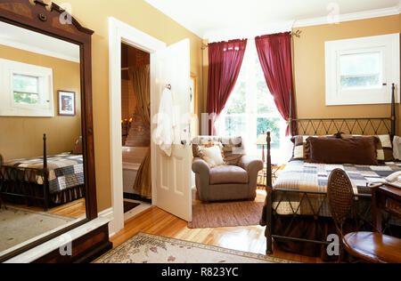 Schlafzimmer Innenraum im Landmark Inn Bed & Breakfast, Cooperstown, New York, USA, USA Stockfoto