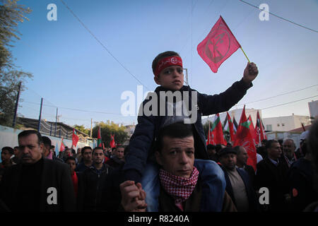 Gaza, Palästina. 11 Dez, 2018. Palästinensische Anhänger der Volksfront für die Befreiung Palästinas (PFLP) Nehmen sie Teil bei einer Rallye Kennzeichnung der 51. Jahrestag der Gründung des (PFLP) Beit Hanoun im nördlichen Gaza-Streifen Stadt. Credit: Ramez Habboub/Pacific Press/Alamy leben Nachrichten Stockfoto