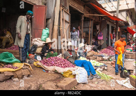 Market Street Scene, Mercato von Addis Abeba, der äthiopischen Hauptstadt Addis Abeba Oromia Region, Äthiopien Stockfoto