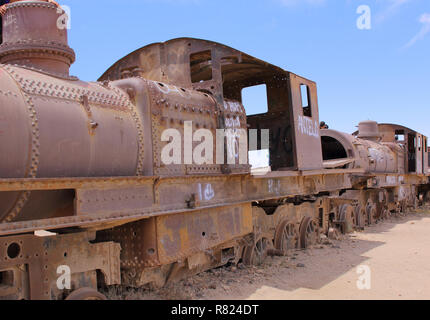 Uyuni, Bolivien. Rostige alte Dampflokomotive. Zug friedhofs an der bolivianischen Altiplano. Stockfoto