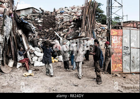 Metalle, Handel, Market Street Scene, Mercato von Addis Abeba, der äthiopischen Hauptstadt Addis Abeba Oromia Region, Äthiopien Stockfoto