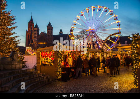 Weihnachtsmarkt in der Vrijthof Platz, historische Altstadt, mit Eislaufbahn und Riesenrad, Servatius Basilika Kirche Stockfoto