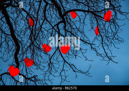 Baum mit beleuchtetem roten Herzen, Weihnachten Dekoration in den Vergnügungspark Tivoli, City Center, Kopenhagen Stockfoto