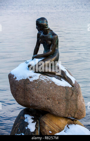 Die kleine Meerjungfrau, Skulptur von Edvard Eriksen, im Winter, Kopenhagen, Hauptstadt von Dänemark, Dänemark