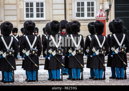 Wachwechsel Zeremonie vor dem königlichen Palast Amalienborg mit dem Royal Life Guards, Kopenhagen Stockfoto