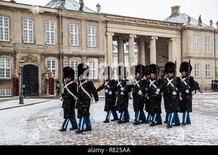 Die Wachablösung, royal Bodyguards, Zeremonie außerhalb der königlichen Palast Amalienborg, Kopenhagen, Hauptstadt Dänemarks Stockfoto