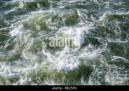 Rauhe Wasser eines Flusses wirbelnden, nachdem sie zuvor in einem Schwall Stockfoto