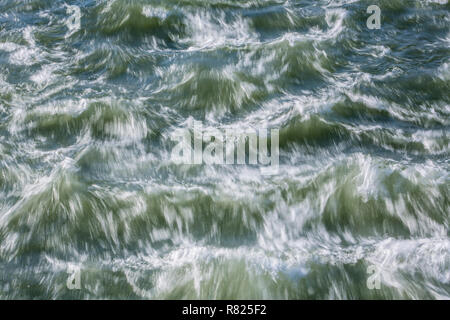 Rauhe Wasser eines Flusses wirbelnden, nachdem sie zuvor in einem Schwall Stockfoto