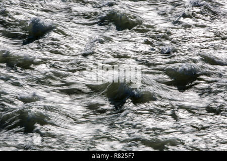 Rauhe Wasser eines Flusses wirbelnden, nachdem sie zuvor in einem Schwall Stockfoto