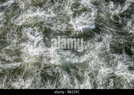 Rauhe Wasser eines Flusses wirbelnden, nachdem sie zuvor in einem Schwall Stockfoto