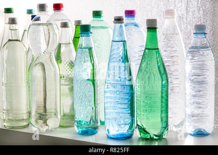 Verschiedene Sorten von Mineralwasser in Flaschen aus Glas und Kunststoff oder PET Stockfoto