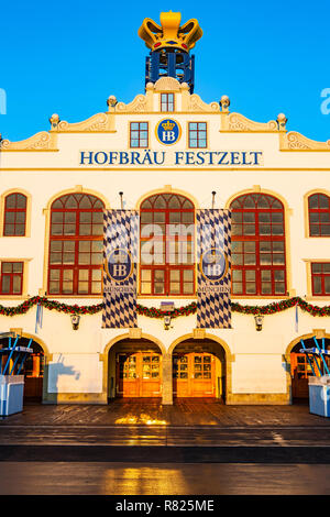 Haupteingang Hofbräu Festzelt, Oktoberfest, Theresienwiese, München, Oberbayern, Deutschland Stockfoto