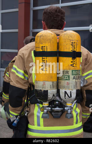 Feuerwehrmann mit Atemluft Flaschen auf seinem Rücken, Berlin, Deutschland Stockfoto