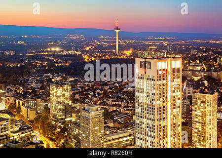 Blick auf die Stadt mit Fernsehturm in der Dämmerung, vom Main Tower gesehen, Frankfurt am Main, Hessen, Deutschland Stockfoto