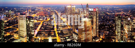 Stadt Panorama, Blick auf die Stadt in der Abenddämmerung, vom Main Tower gesehen, Frankfurt am Main, Hessen, Deutschland Stockfoto