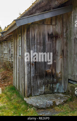 Alte plumpsklo in einer Scheune auf dem Land Stockfoto