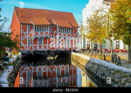 WISMAR/Deutschland - Oktober 2018: Historisches Stadtzentrum und alte Häuser in Wismar während der sonnigen Tag im Herbst Stockfoto