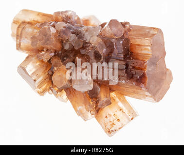 Makrofotografie von natürlichen Mineral aus geologische Sammlung - grobe Aragonit Kristalle auf weißem Hintergrund Stockfoto