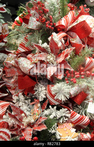 Weihnachtsbaum dekoriert mit roten und weißen Ornamenten und künstlichen Schnee Stockfoto