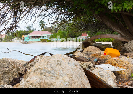 Verworfen, Plastik und andere Abfälle Würfe eine Küstenlinie auf der karibischen Insel Barbados Stockfoto