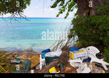 Verworfen, Plastik und andere Abfälle Würfe eine Küstenlinie auf der karibischen Insel Barbados Stockfoto