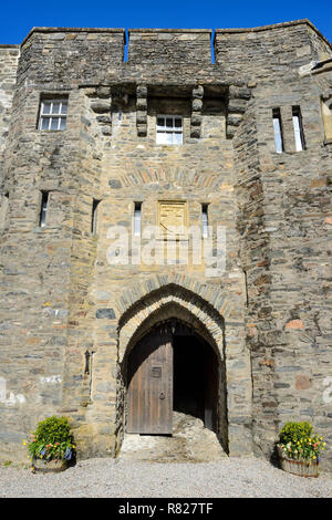 Eingang zum Eilean Donan Castle am Ufer des Loch Duich in der Nähe von Dornie in Wester Ross, Hochland, Schottland Stockfoto