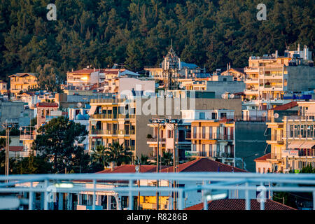 IGOUMENITSA, Griechenland - 2. MÄRZ 2017: letzte Strahlen von der Sonne fallen auf die griechische Stadt Igoumenitsa, Wohngebäude, Zelle Turm und Pi Stockfoto